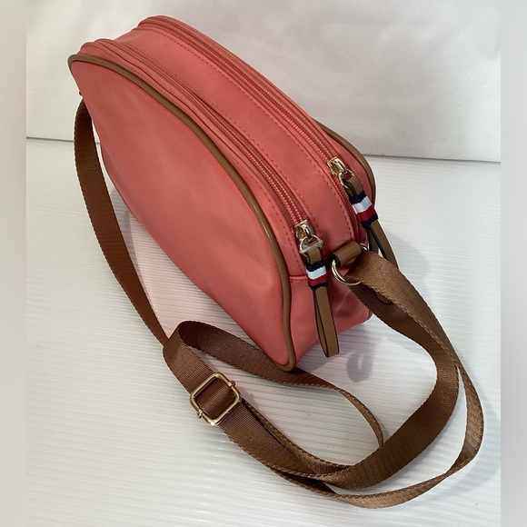 Tommy Hilfiger Purse Cross Body Color Salmon Zippers Multiple Pockets Te… - Picture 4 of 12